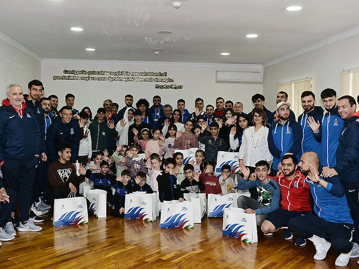 A millinin üzvləri uşaq evində