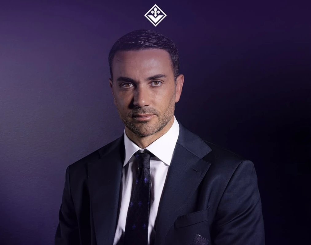 A Seriyası təmsilçisi baş məşqçisi ilə yeni müqavilə imzaladı