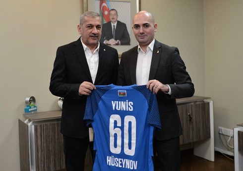 AFFA rəhbərliyi Yunis Hüseynovu yubileyi münasibətilə təbrik edib