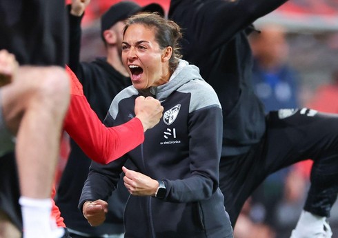 Almaniyada kişi futbolunun ilk qadın baş məşqçisinin debütü olub