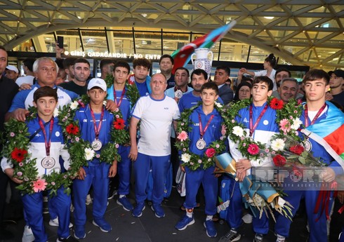 Avropa çempionatında birinci olan Azərbaycan güləşçiləri Vətənə qayıdıblar