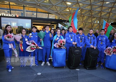 Avropa çempionatında qızıl medal qazanan gimnastlarımız Vətənə dönüblər