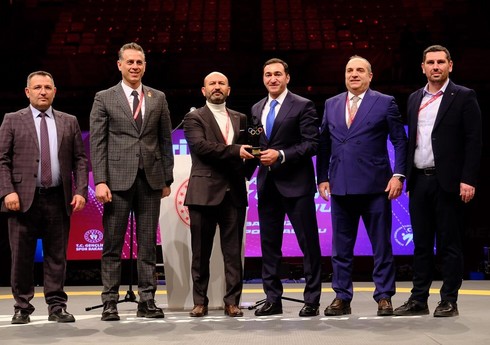 Azərbaycan Taekvondo Federasiyasına Türkiyədə xatirə hədiyyəsi təqdim olunub