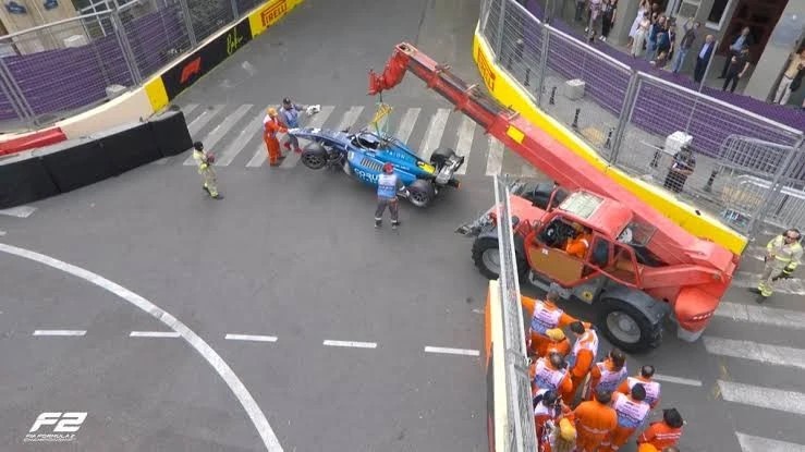 Bakıda keçirilən Formula 2 üzrə  sprint yarışında zəncirvari qəza olub