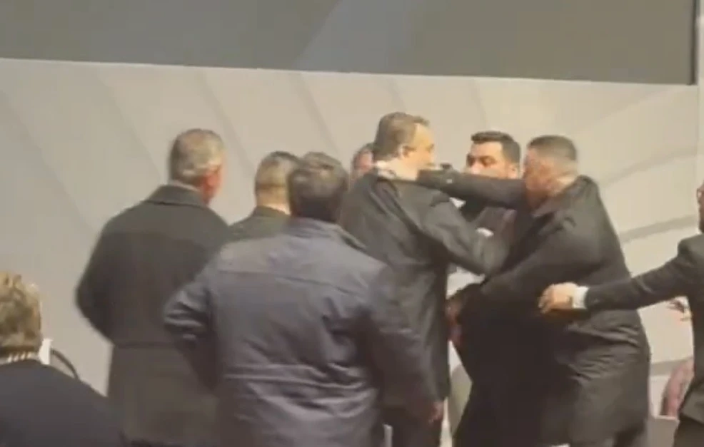 “Beşiktaş” konqresində gərginlik - KEÇMİŞ PREZİDENT YUMRUQLANDI