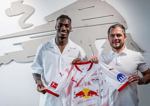 Bundesliqa təmsilçisi yeni transferini rəsmən açıqlayıb