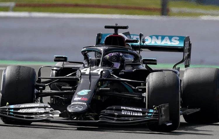 Corc Rassell Çin Qran-prisinin sprint yarışının qalibi oldu