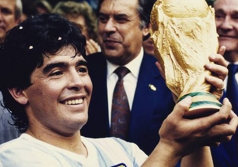 Dieqo Maradonanın "Qızıl top"u hərraca çıxarılacaq