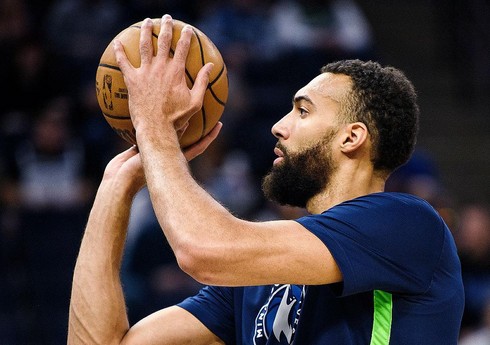 Dördüncü dəfə mövsümün ən yaxşı müdafiəçisi seçilən basketbolçu rekordu təkrarlayıb