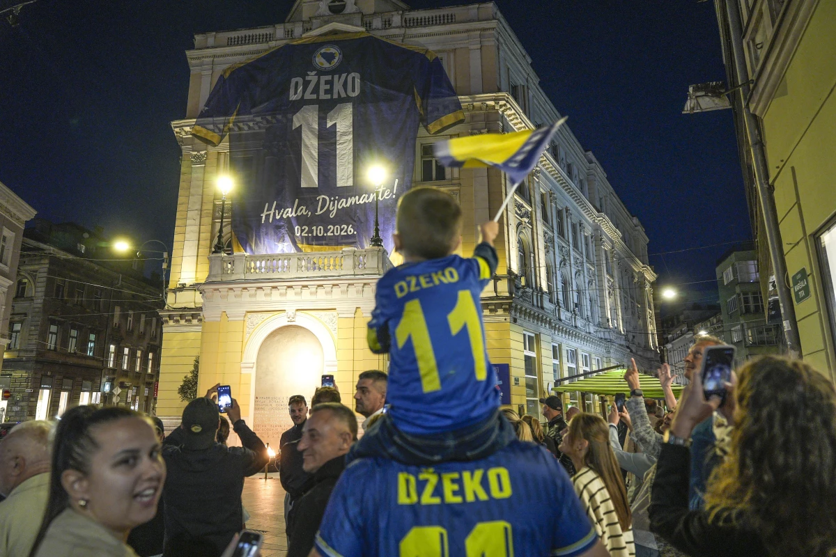 Edin Ceko Bosniya millisi ilə vidalaşır – Sarayevoda nəhəng “11” forması - FOTO