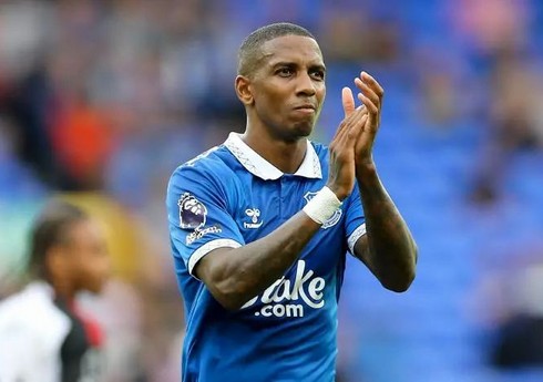 "Everton" klubu müdafiəçisi ilə müqaviləni yeniləyib