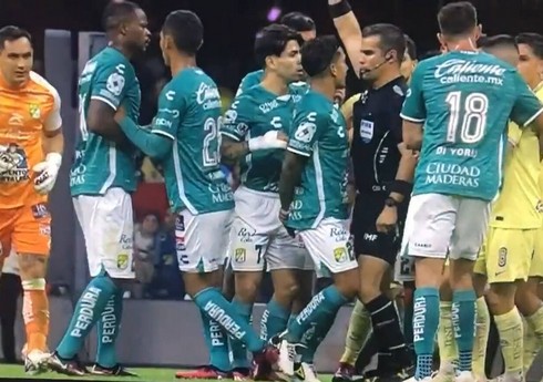 FIFA referisi oyun zamanı futbolçunu dizi ilə vurub