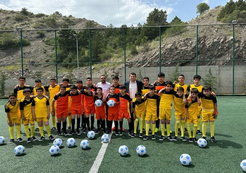Futbolun İnkişaf Fondu tərəfindən ianə olunan toplar Laçında uşaqlara verilib
