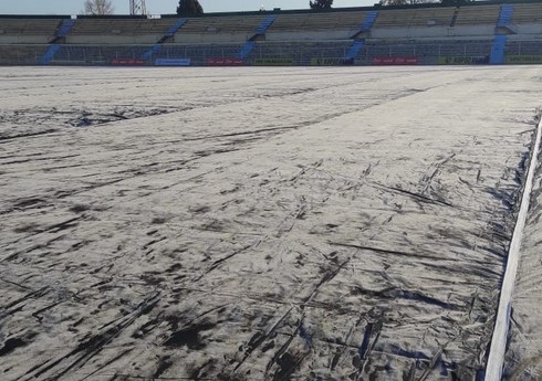Gəncə stadionunun ot örtüyünə qulluq edən şirkət: “Sahənin qışdan sonra özünə gəlməyə vaxtı olmadı”