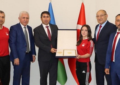 İlham Əliyev Ermənistandakı çempionluğunu Azərbaycana həsr edən türkiyəli idmançıya medalın xüsusi hazırlanmış surətini hədiyyə edib