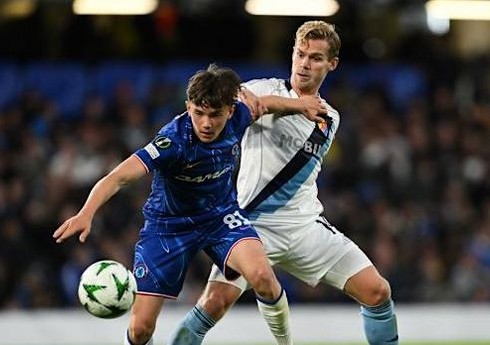 İngiltərəli futbolçu "Çelsi"nin tarixinə düşüb