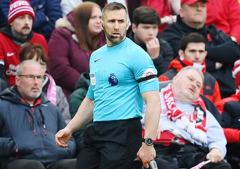"Liverpul"un futbolçusunu dirsəklə vuran referi hakimlikdən uzaqlaşdırılıb