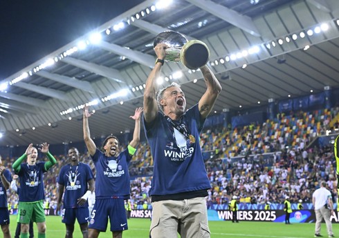 Luis Enrike UEFA Superkubokunu iki fərqli komanda ilə qazanan beşinci mütəxəssis olub
