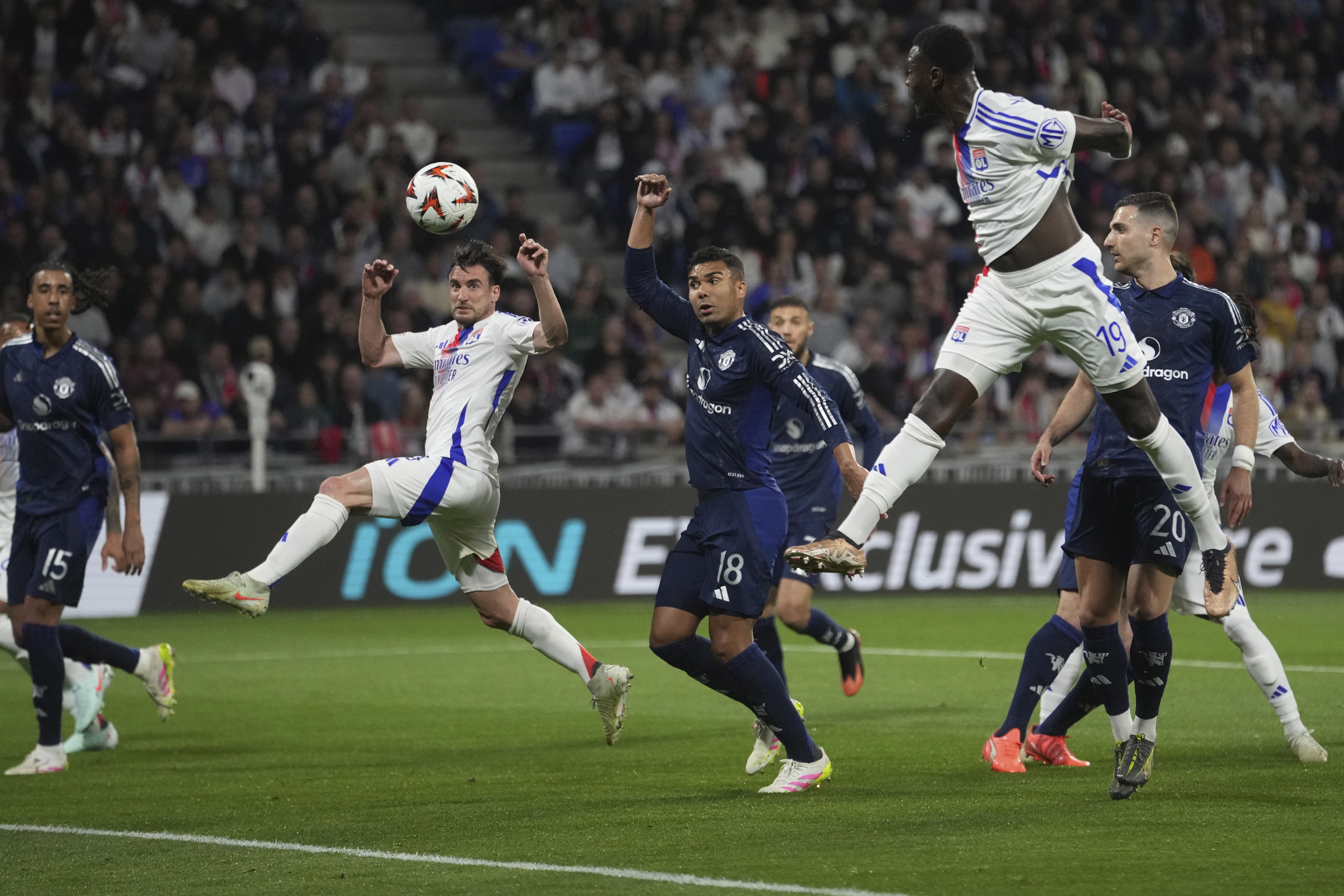 “Mançester Yunayted” səfərdə, "Tottenhem" evdə heç-heçə edib