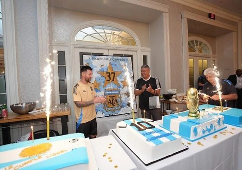 Messi doğum günündə pərəstişkarlarını torta qonaq edib