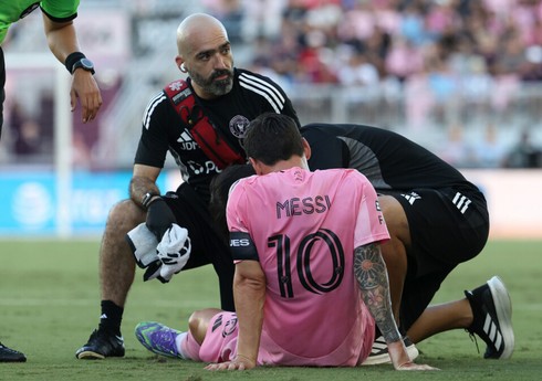 Messi sağ ayağından zədə alıb