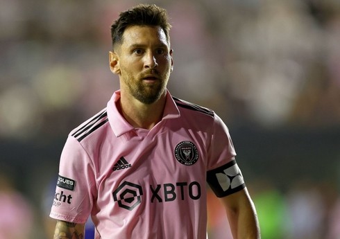 Messiyə matçdan sonra butulka atılıb