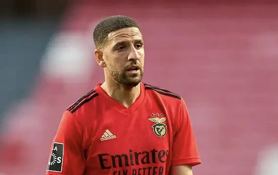 “Milan”ın sabiq futbolçusu butslarını "mismardan asdı"
