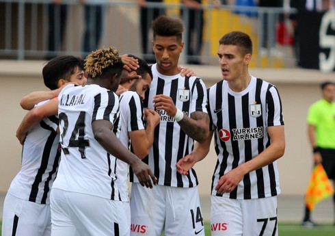 "Neftçi" böyük hesablı qələbə qazanaraq liderlərlə xalları eyniləşdirib