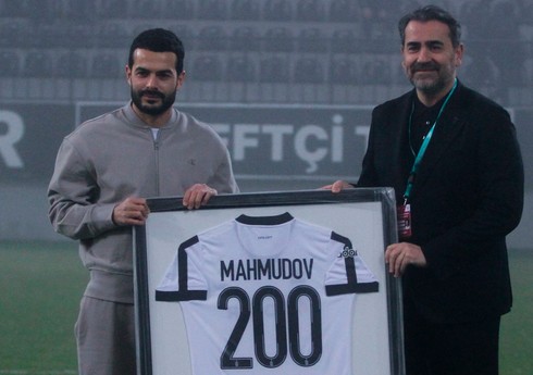 "Neftçi" rəsmisi Emin Mahmudova xatirə hədiyyəsi bağışlayıb