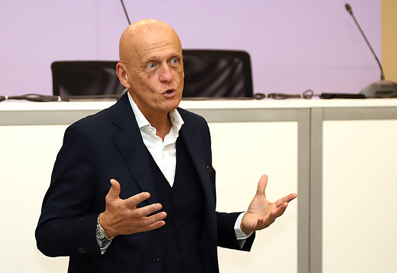 Pyerluici Kollina Bakıda səfərdədir