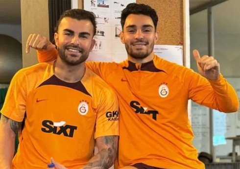 "Qalatasaray" iki futbolçusu ilə müqavilə müddətini uzadıb