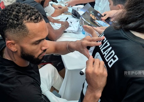 "Qarabağ"ın futbolçularının iştirakı ilə azarkeşlər üçün imza mərasimi baş tutub