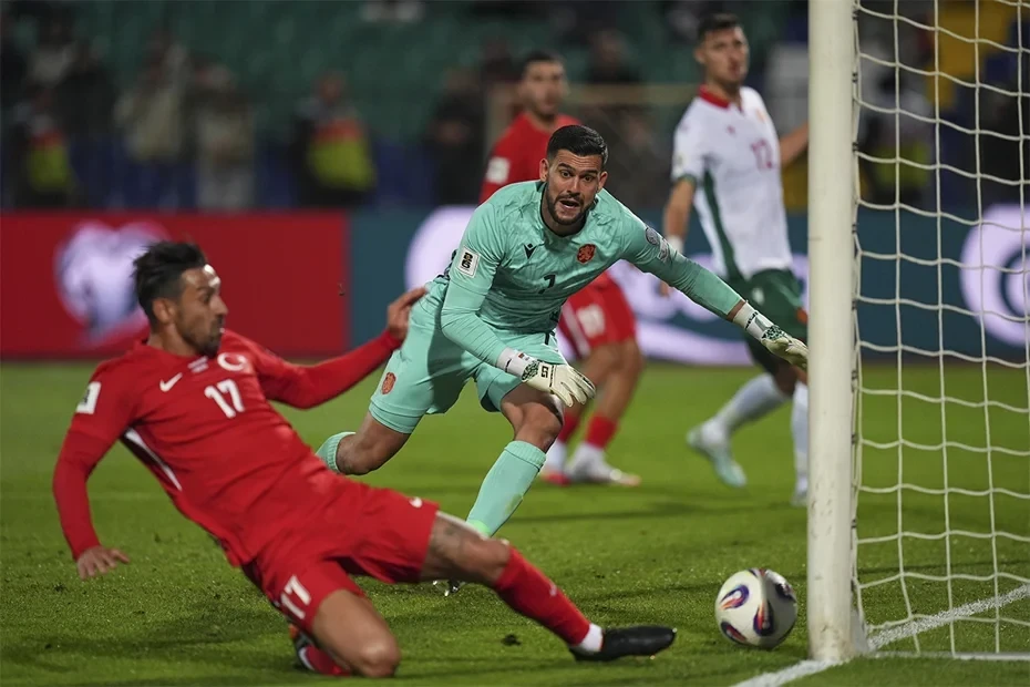 "Beşiktaş" "Fənərbaxça"nın futbolçusu ilə maraqlanır