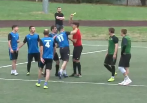 Rusiyada futbolçu sarı vərəqə aldığı üçün hakimi vurub