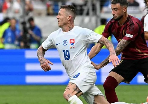 Slovakiya Avropa çempionatlarına 35 və daha yuxarı yaşda üç futbolçu ilə başlayan ikinci komanda olub