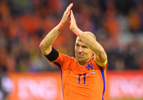 Tanınmış futbolçu supermarketdə işləyə bilər