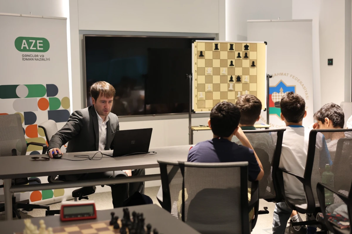 Teymur Rəcəbov yeniyetmələrlə görüşüb - FOTO