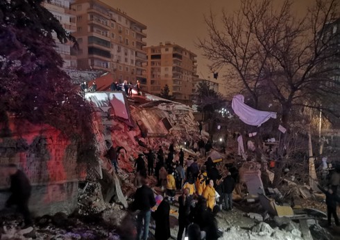 Türkiyədə daha bir neçə idmançı dağıntılar altında qalıb, tanınmış güləşçi kömək istəyib