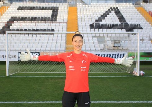 Türkiyəli futbolçu: Azərbaycan millisi ilə oyunda ən böyük gücümüz azarkeşlərimiz olacaq