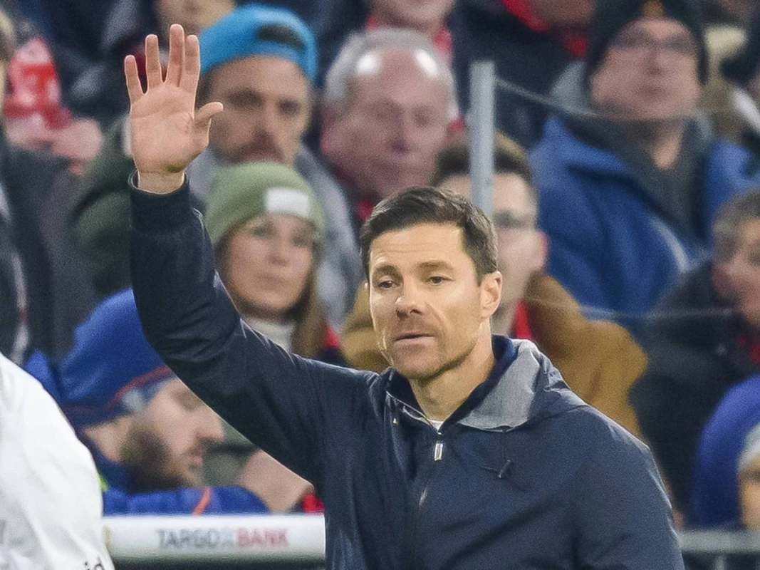 Xabi Alonso: "Modriç əfsanəvi oyunçudur"