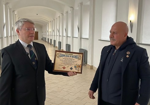 Xalq pəhləvanı Əliyar Musayevin adı 3 rekordlar kitabına düşüb 