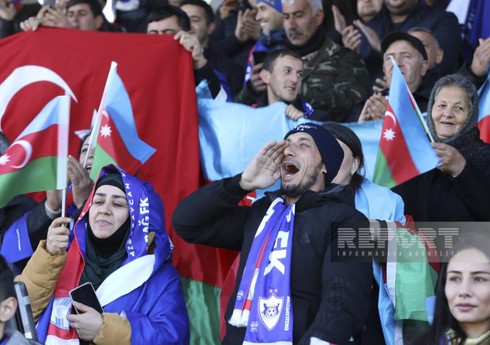Xankəndidə keçirilən “Qarabağ” - MOİK oyunu başlayıb, topa ilk toxunuşu Prezident İlham Əliyev edib - YENİLƏNİB