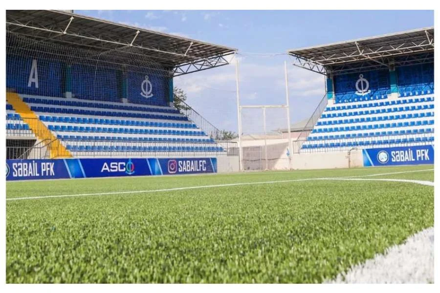 Yalnız Azərbaycanda: Oyun zamanı stadionun dam örtüyü yenilənir - VİDEO