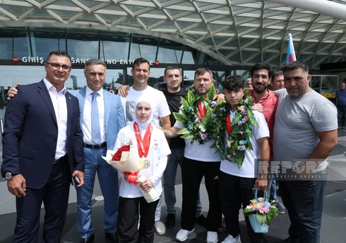 Yaponiyada medallar qazanmış Azərbaycan karateçiləri Vətənə qayıdıblar